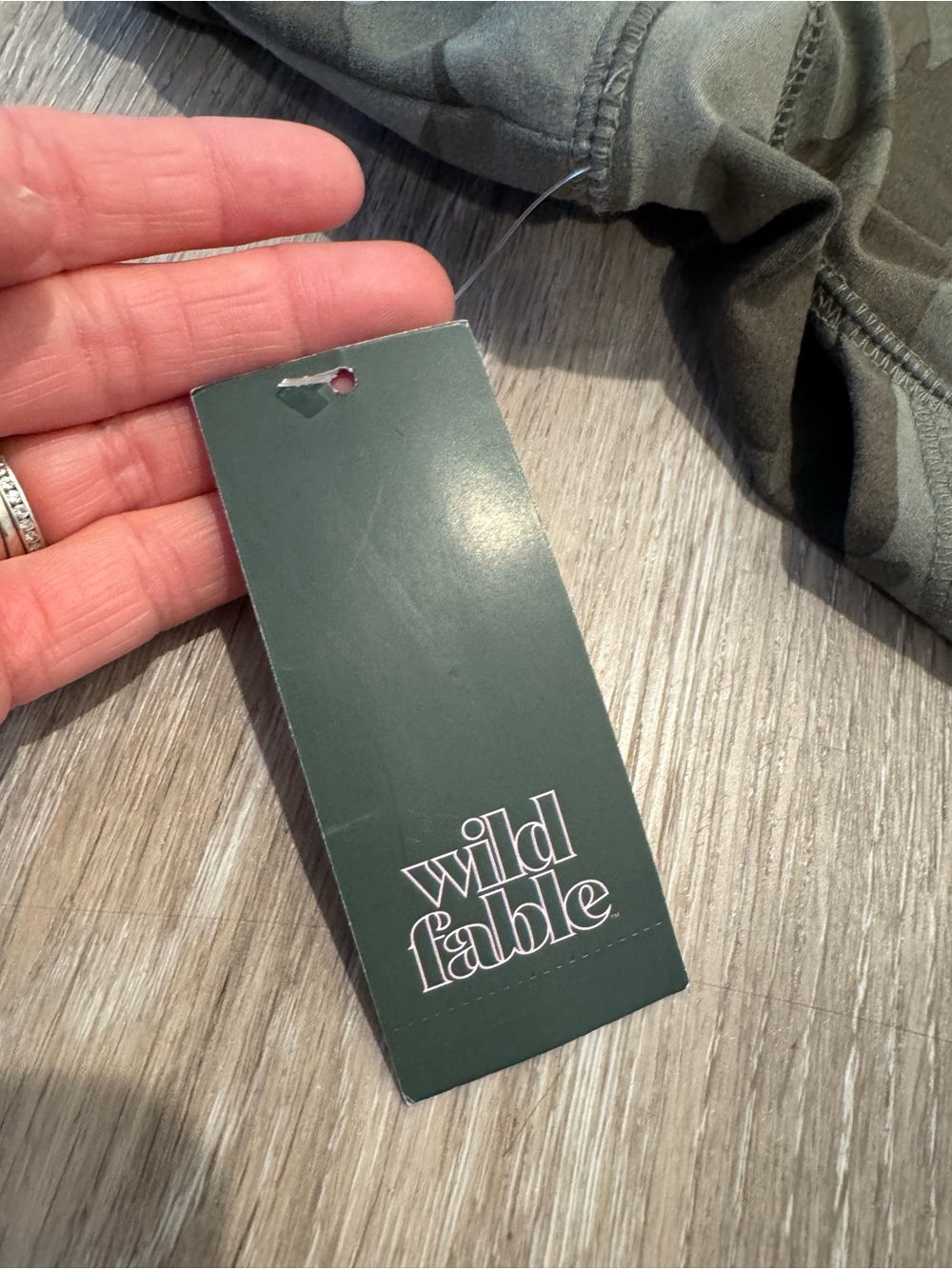 NWT Wild Fable green camouflage ankle leggings w/ convenient side pockets - Picture 3 of 5